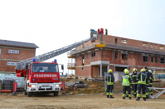 Personenrettung nach Arbeitsunfall auf Baustelle in Meggenhofen