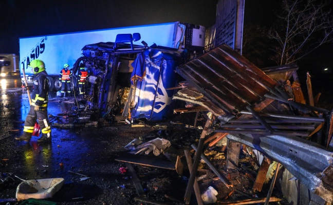 Schwerer LKW-Unfall auf Welser Autobahn bei Pucking