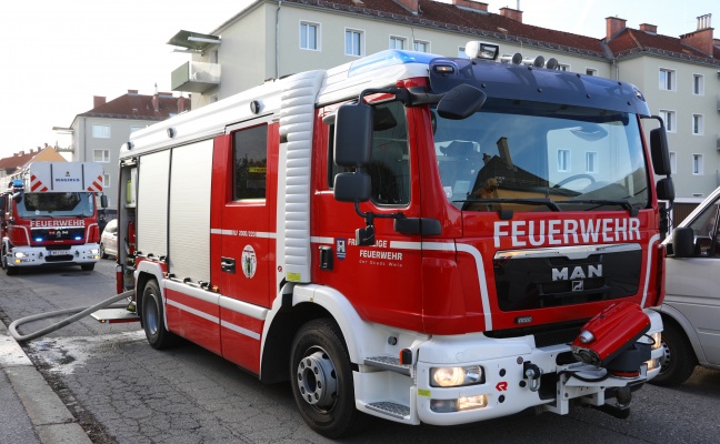 PKW in einer Garage in Wels-Vogelweide in Flammen aufgegangen