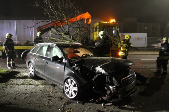 Bei Verkehrsunfall gekappter Baum fiel auf verunfallten PKW