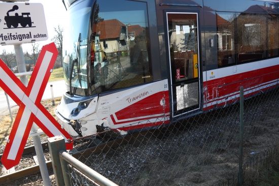 Kollision zwischen Traunseetram und PKW in Vorchdorf endet glimpflich