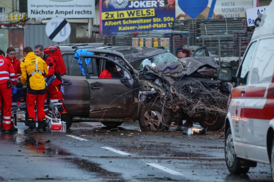 Notarzthubschrauber nach schwerem Unfall auf Wiener Straße in Wels-Schafwiesen im Einsatz