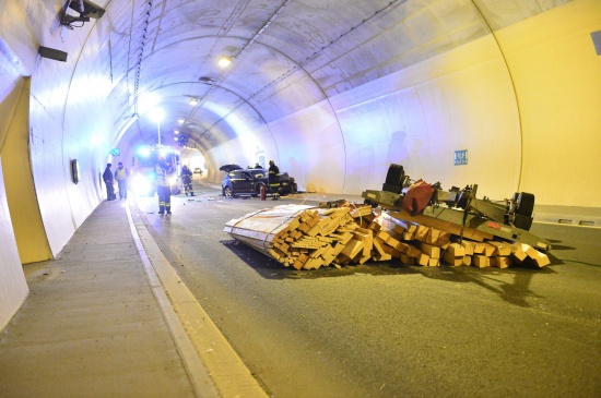 PKW mit Anhnger auf Mhlviertler Schnellstrae gegen Tunnelwand gekracht