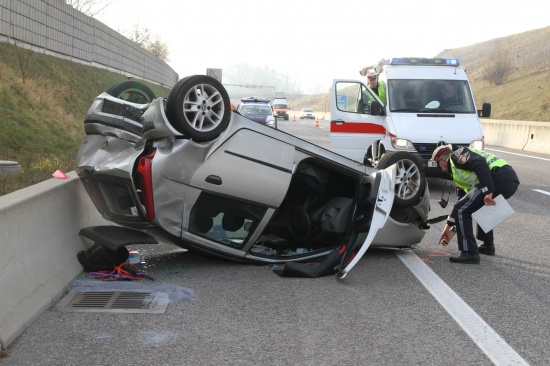 Lenker bei Fahrzeugüberschlag auf Innkreisautobahn leicht verletzt