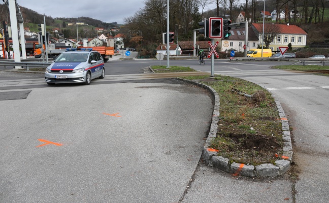 Zwei Schwerverletzte: Auto auf Bahnübergang in Puchenau mit Mühlkreisbahn kollidiert