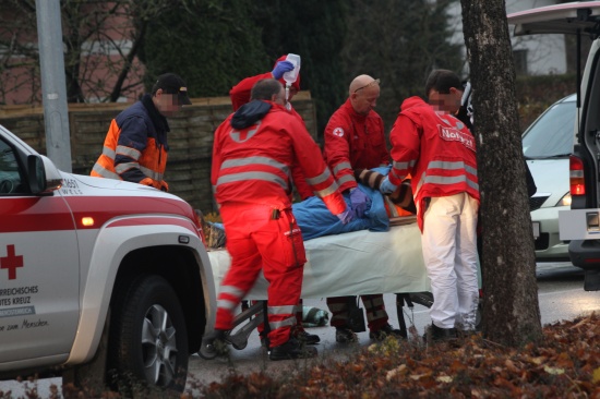 Fußgänger auf Schutzweg von Fahrzeug erfasst und schwer verletzt