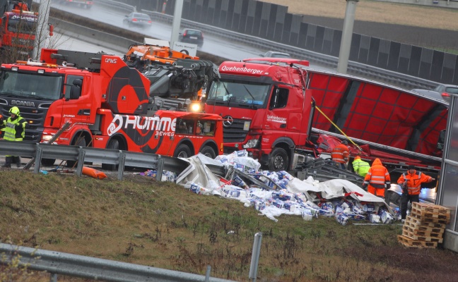 Klopapier-Sattelzug bei LKW-Unfall auf Westautobahn in Enns umgestürzt