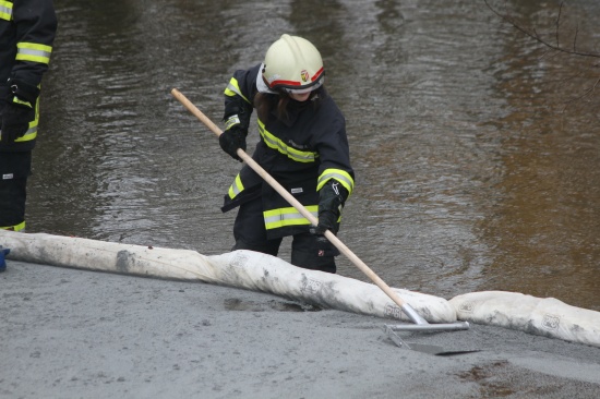 Feuerwehr band Öl und errichtete Ölsperre im Innbach