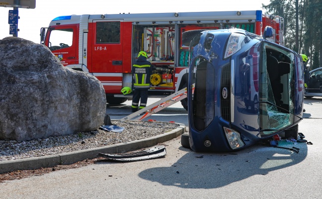 Stein übersehen: Auto bei Unfall in Hörsching umgekippt