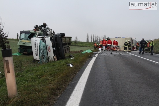 Ein Toter und drei Verletzte ist die traurige Bilanz des schweren LKW-Unfalls.