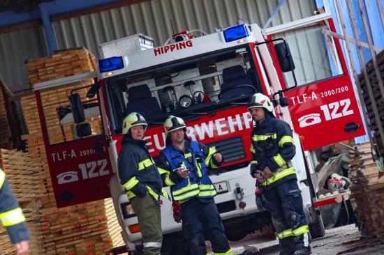 15 Feuerwehren bei Brand in einem Unternehmen in Berg im Attergau im Einsatz
