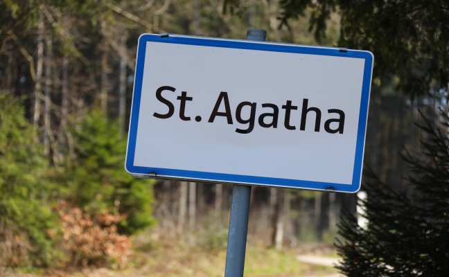 Personenrettung nach schwerem Traktorunfall in St. Agatha