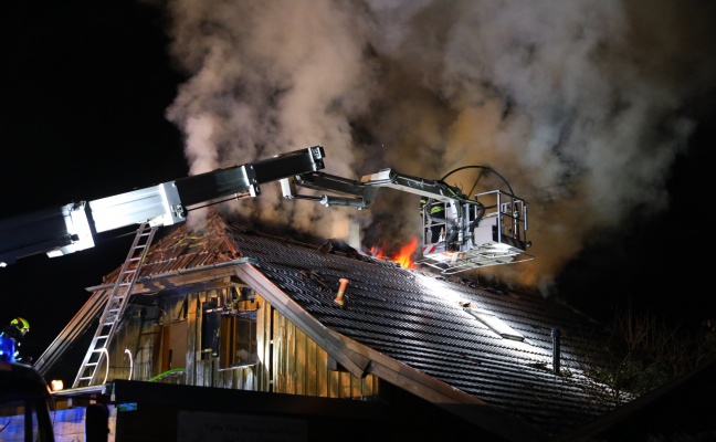 Dachstuhl eines Wohnhauses in Stadl-Paura in Flammen