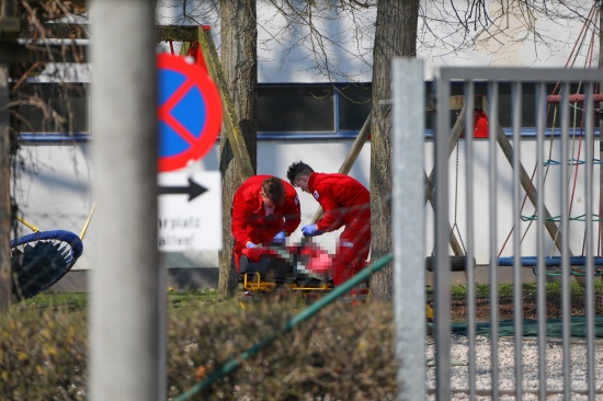 Vier Kinder bei schwerem Schaukelunfall auf Spielplatz in Wels-Vogelweide verletzt