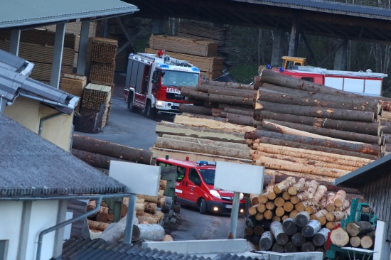 Drei Feuerwehren bei Holzverarbeitungsbetrieb in Natternbach im Einsatz