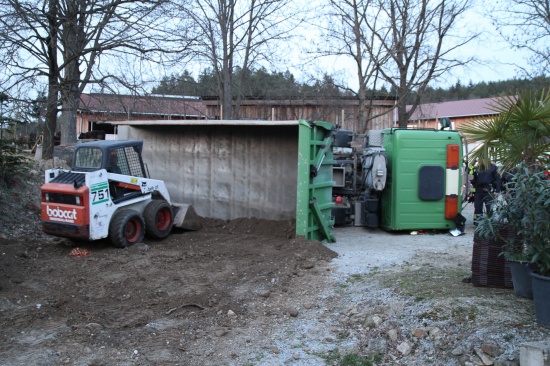 LKW beim Abkippen in Waldburg umgestrtzt