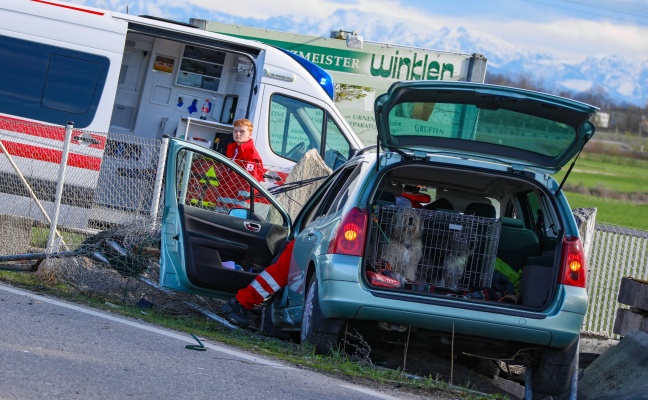 Auto bei Verkehrsunfall in Wels-Oberthan in Ausstellungsgelände eines Steinmetzbetriebes gekracht