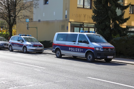 Schussabgabe aus Hochzeitskonvoi sorgt fr Aufregung und Einsatz der Polizei in Wels