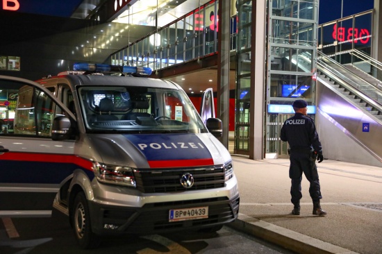 Schsse im Bahnhofsgebude in Wels-Innenstadt sorgen fr Groeinsatz der Polizei