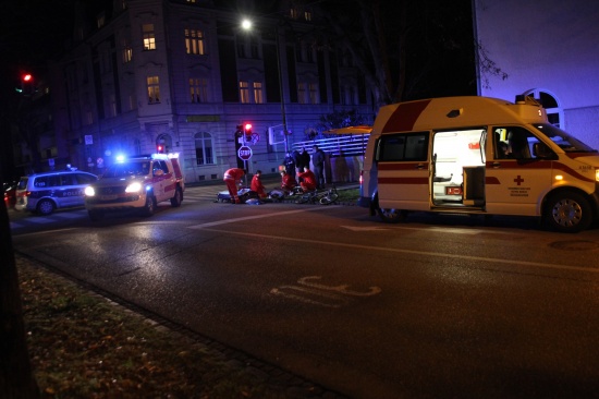 Schwerer Verkehrsunfall mit Radfahrer in Wels