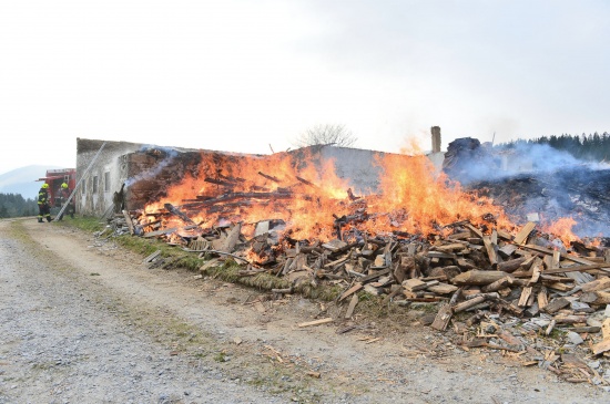 Holzhaufen in Gutau in Brand gesteckt