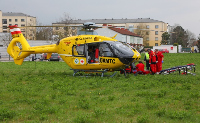 Notarzthubschrauber nach schwerem Arbeitsunfall in Wels-Vogelweide im Einsatz