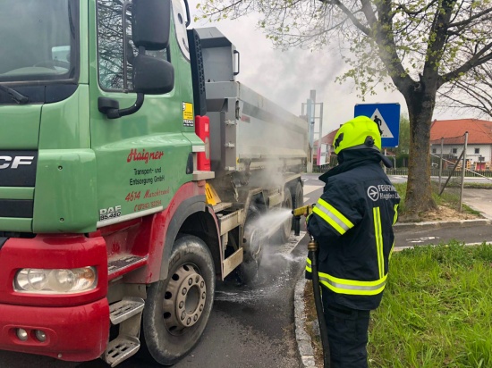 LKW-Lenker bemerkt Flammen an seinem Fahrzeug und verhindert geistesgegenwärtig Schlimmeres