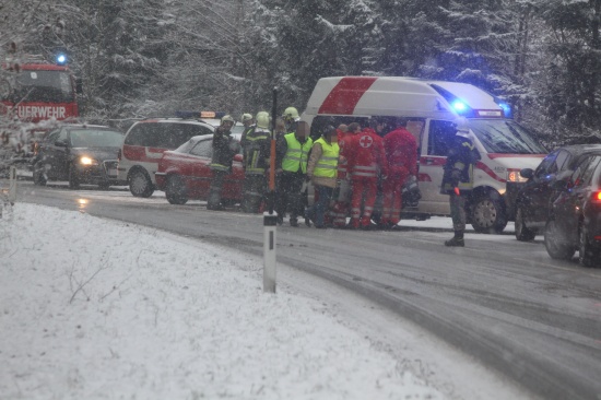 Ein Schwerverletzter bei Verkehrsunfall auf B144 in Laakirchen