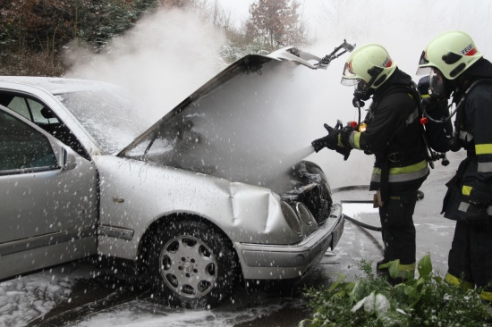 Feuerwehr bei Fahrzeugbrand in Wels im Einsatz