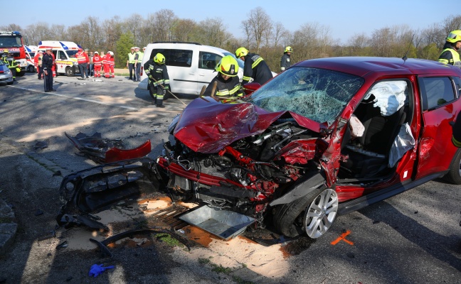 Sechs Verletzte bei Kollision mit fünf beteiligten Autos in Neukirchen bei Lambach