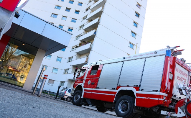 Reifen im Stiegenhaus eines Hochhauses in Wels-Lichtenegg in Brand gesteckt