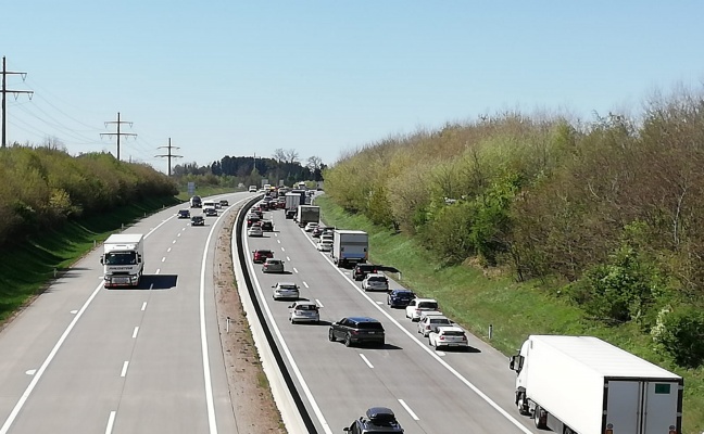 Verkehrsunfall mit mehreren Fahrzeugen auf Westautobahn bei Vorchdorf