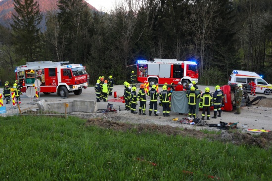 Tdlicher Verkehrsunfall: Auto bei Scharnstein in Baustelle gekracht