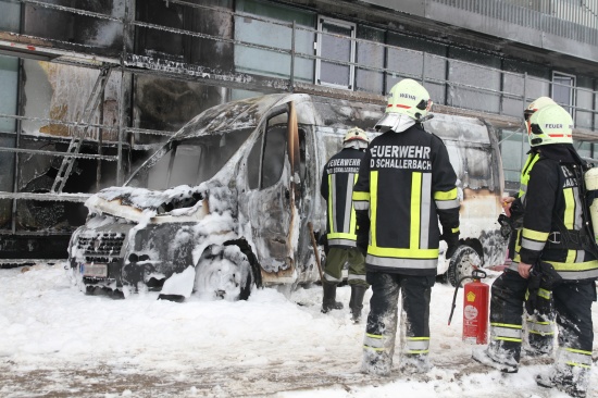 Fahrzeugbrand in Bad Schallerbach griff auf Baustelle über
