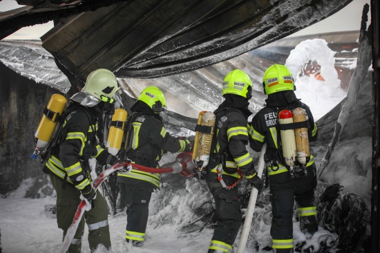 Elf Feuerwehren bei Brand in Enns im Einsatz