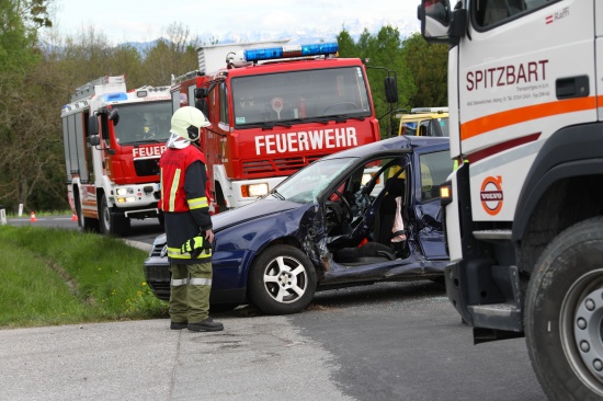Schwerverletzte Lenkerin nach Crash zwischen LKW und PKW in Gaspoltshofen