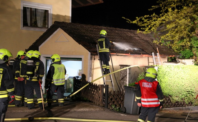 Vier Feuerwehren bei Brand einer Garage in Ansfelden im Einsatz