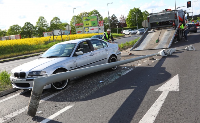 Auto kracht gegen Straenbeleuchtung: Rasantes Abbiegemanver in Wels-Neustadt grndlich missglckt