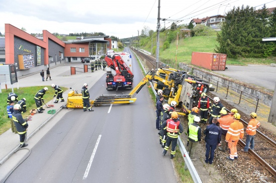 Schienenhubsteiger bei Arbeiten an der Oberleitung in Kefermarkt umgestrzt