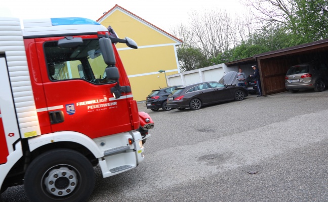 PKW-Brand in Wels-Vogelweide vor Eintreffen der Feuerwehr gelscht