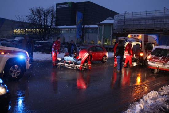 Fußgängerin auf Schutzweg von Fahrzeug erfasst und schwer verletzt