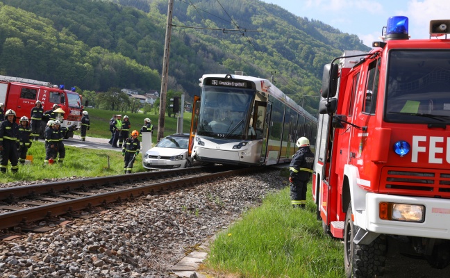 Auto auf Bahnbergang in Gmunden mit StadtRegioTram kollidiert