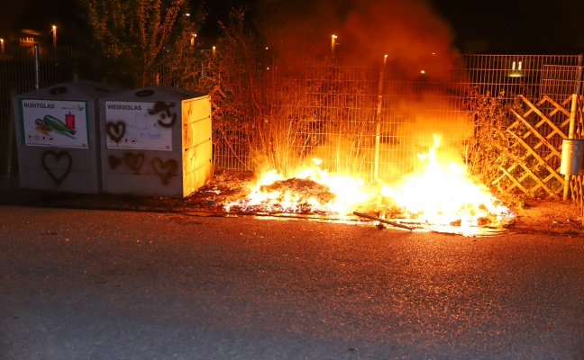 Brand mehrerer Mllcontainer an Abfallsammelstelle in Wels-Neustadt