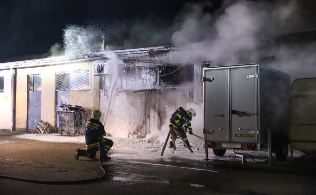 Brand mehrerer Abfallcontainer griff auf Gebäude einer Sozialeinrichtung in Wels-Neustadt über