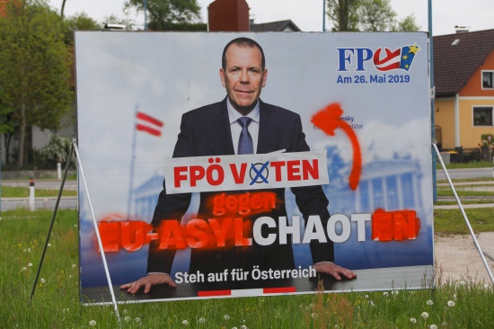 Wahlplakate der FPÖ für die EU-Wahl verunstaltet und beschädigt