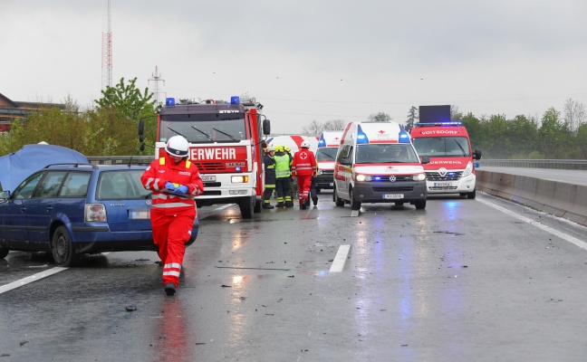 Serienunfall mit zwölf Fahrzeugen nach Graupelschauer auf Pyhrnautobahn bei Wartberg an der Krems
