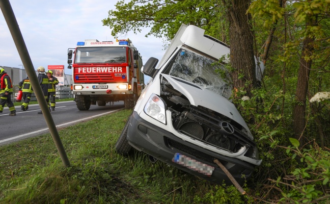 Spezialitätentransporter kracht bei Unfall in Edt bei Lambach gegen Baum