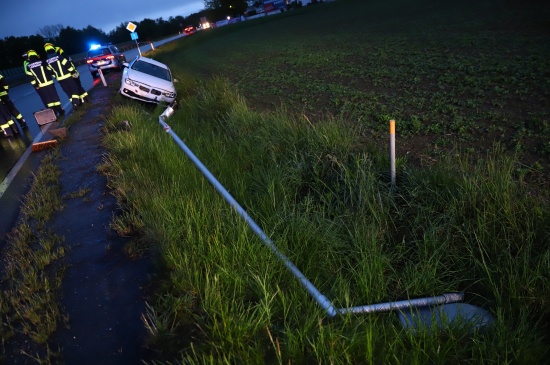 Autolenker verlor Kontrolle ber Fahrzeug und krachte gegen Straenlaterne