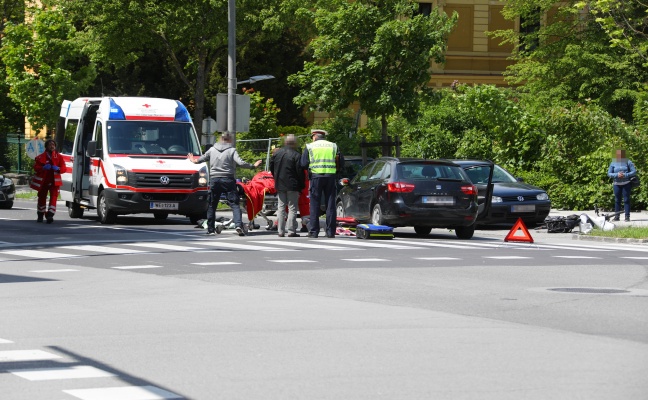 Radfahrer bei Verkehrsunfall in Wels-Innenstadt von Auto erfasst und verletzt