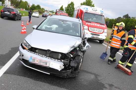 Kollision zwischen zwei Autos auf Wiener Strae in Marchtrenk